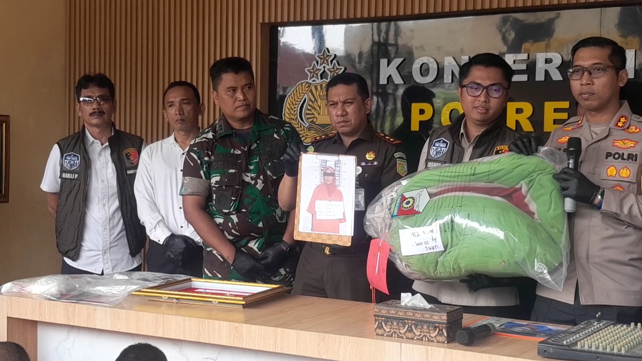 PERS RILIS: Forkopimda Ngawi menunjukkan barang bukti kasus praktik prostitusi berkedok warung kopi pada Rabu (26/3).