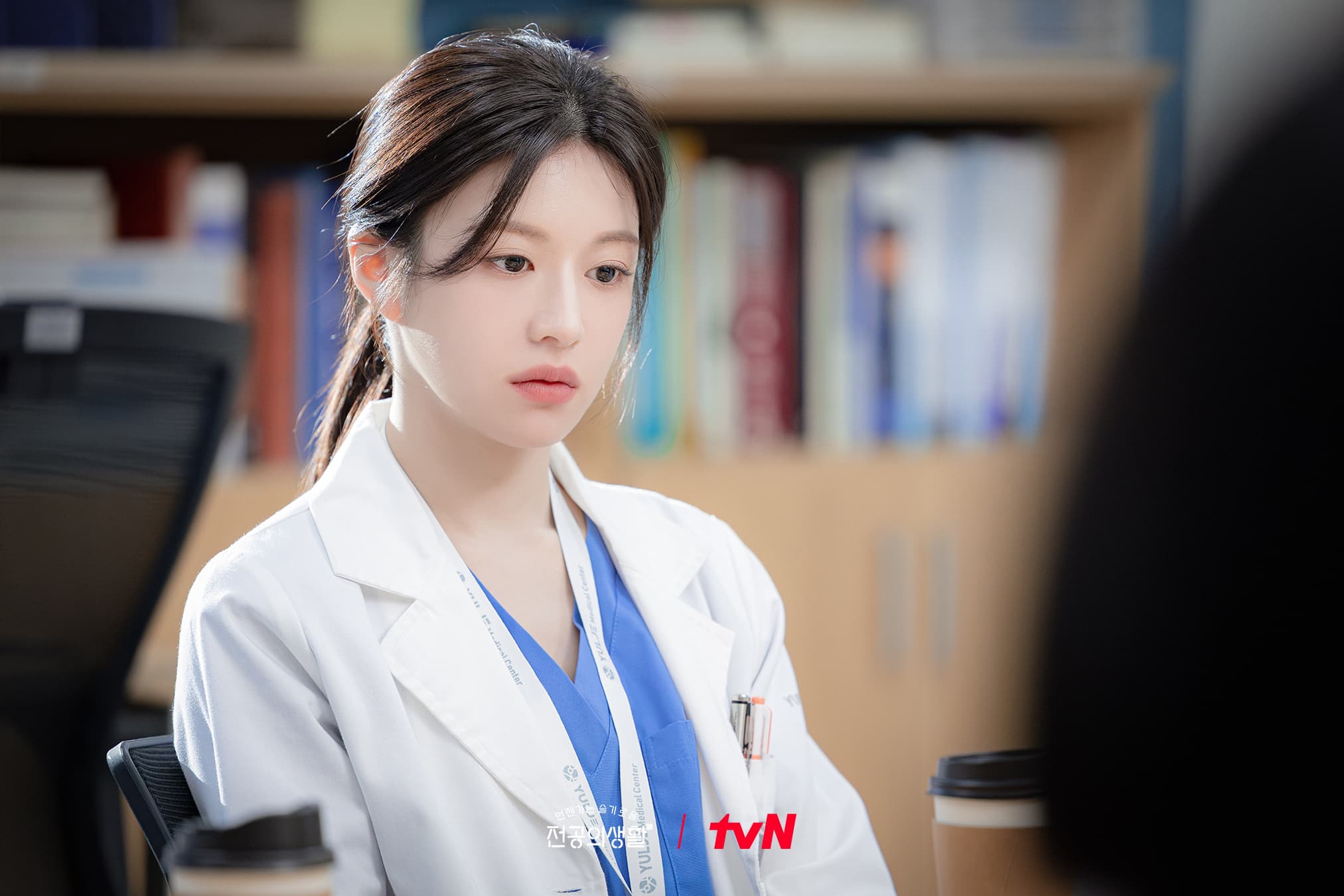 Go Youn-jung memerankan Oh Yi-young sebagai dokter muda di Yulje Medical Center dalam drama Korea Resident Playbook. FOTO: TVN