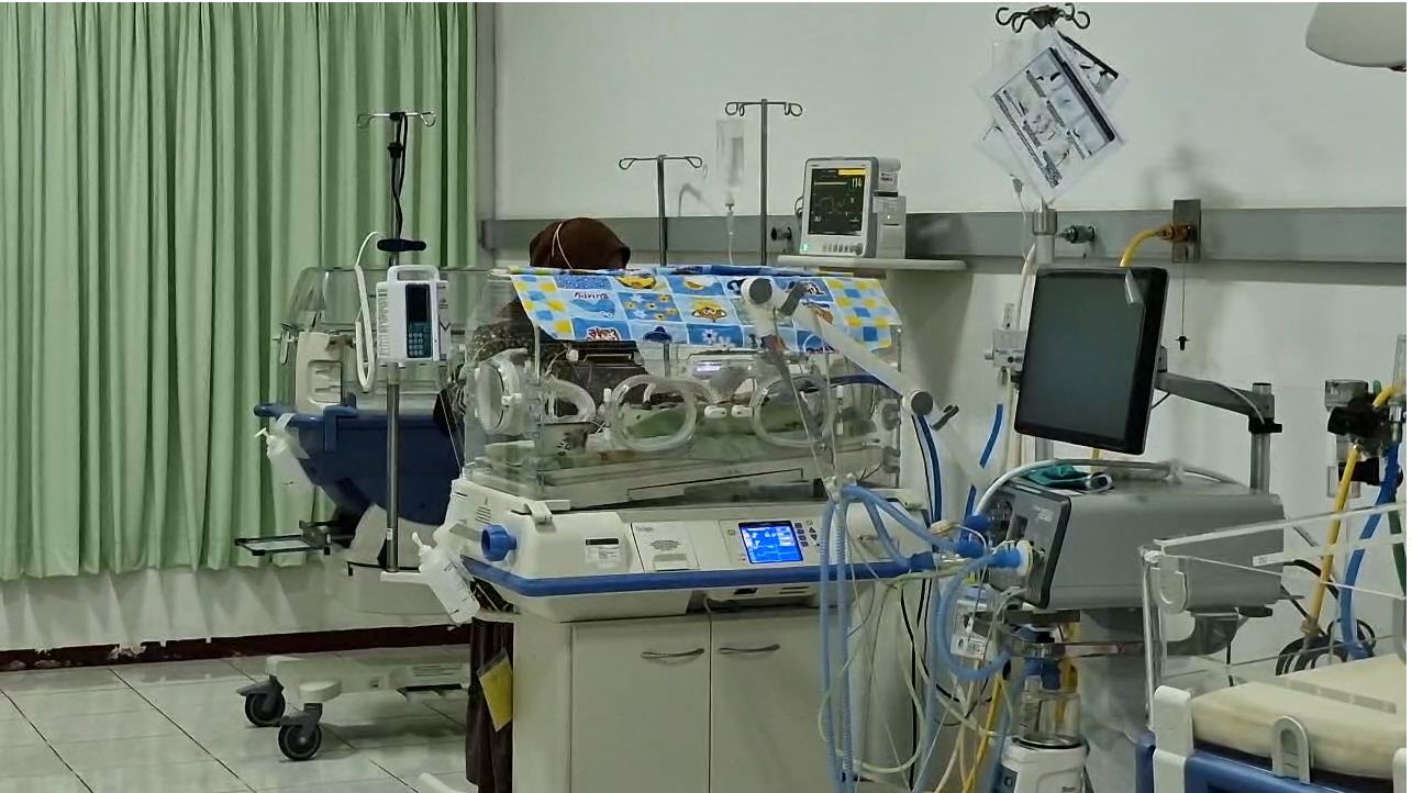 PERAWATAN: petugas RSUD dr Harjono melakukan perawatan khusus pada bayi lahir prematur di tepi jalan. (ISTIMEWA)