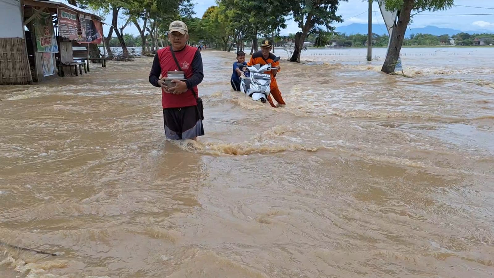 Banjir ngawi rendam delapan desa, puluhan rumah terdampak.
