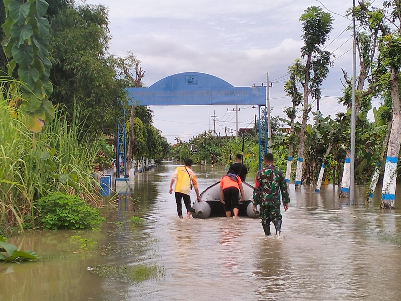 Banjir Magetan disebabkan luapan Sungai Ulo, sedikitnya 500 warga terdampak.
