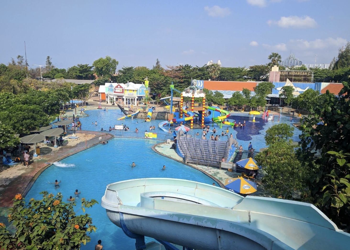 Wisata Bahari Lamongan (WBL)  menawarkan berbagai wahana permainan seru