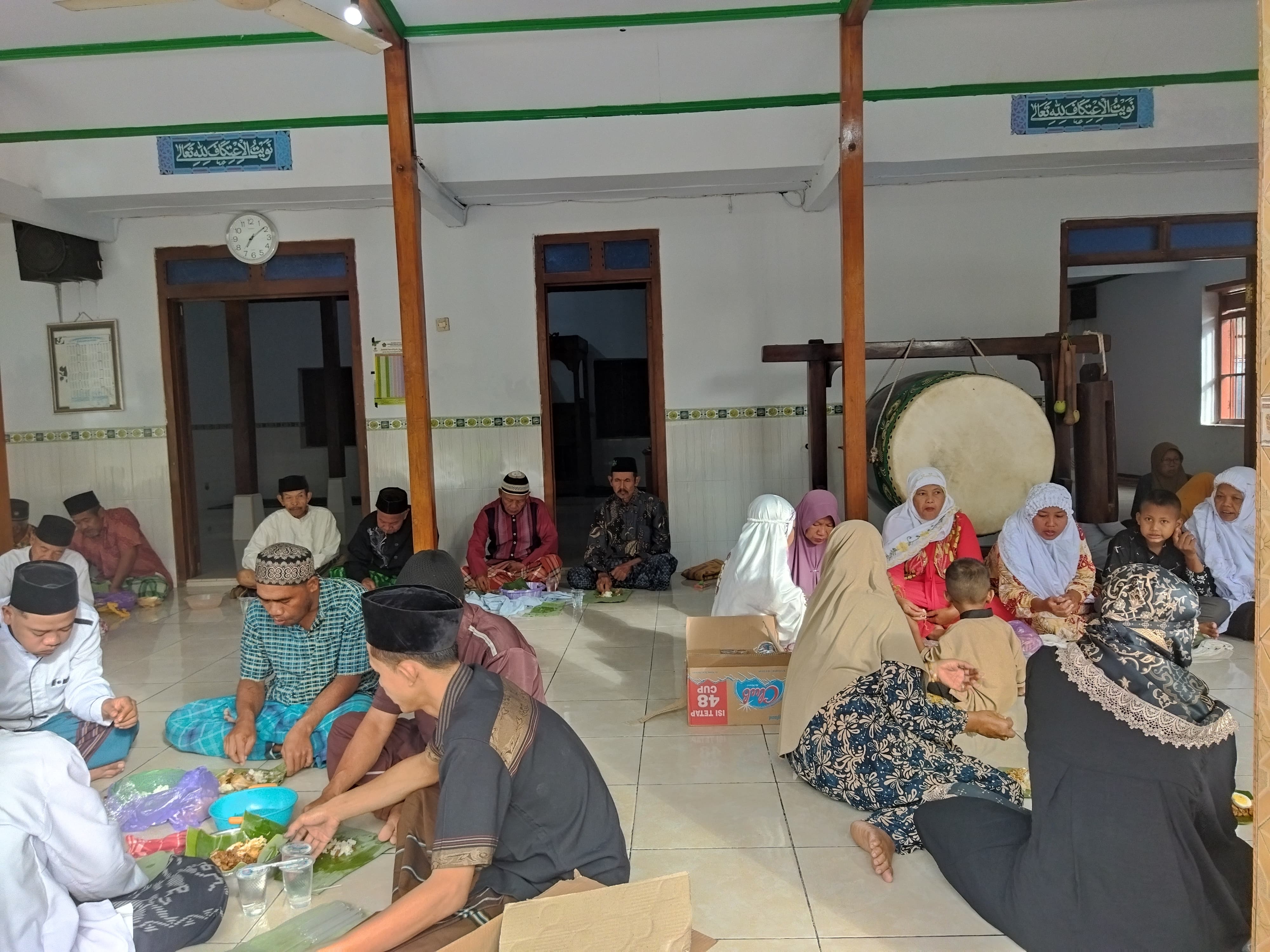 Jemaah Tarekat Syattariyah di Kabupaten Magetan merayakan Idul Fitri Selasa, 1 April 2025.