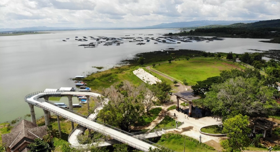 Jembatan kaca di Waduk Gajah Mungkur.