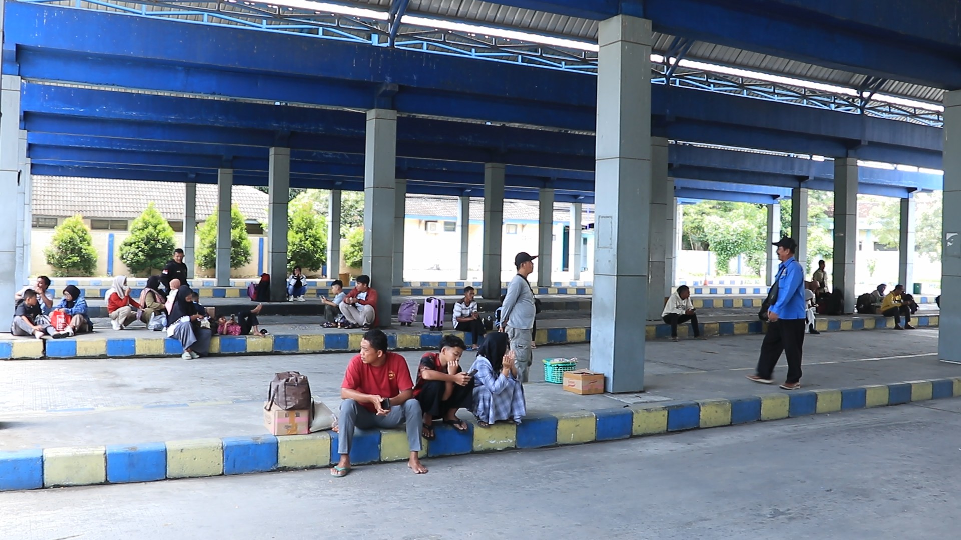 MENUNGGU: puluhan penumpang menanti bus di area kedatangan kendaraan terminal Seloaji Ponorogo