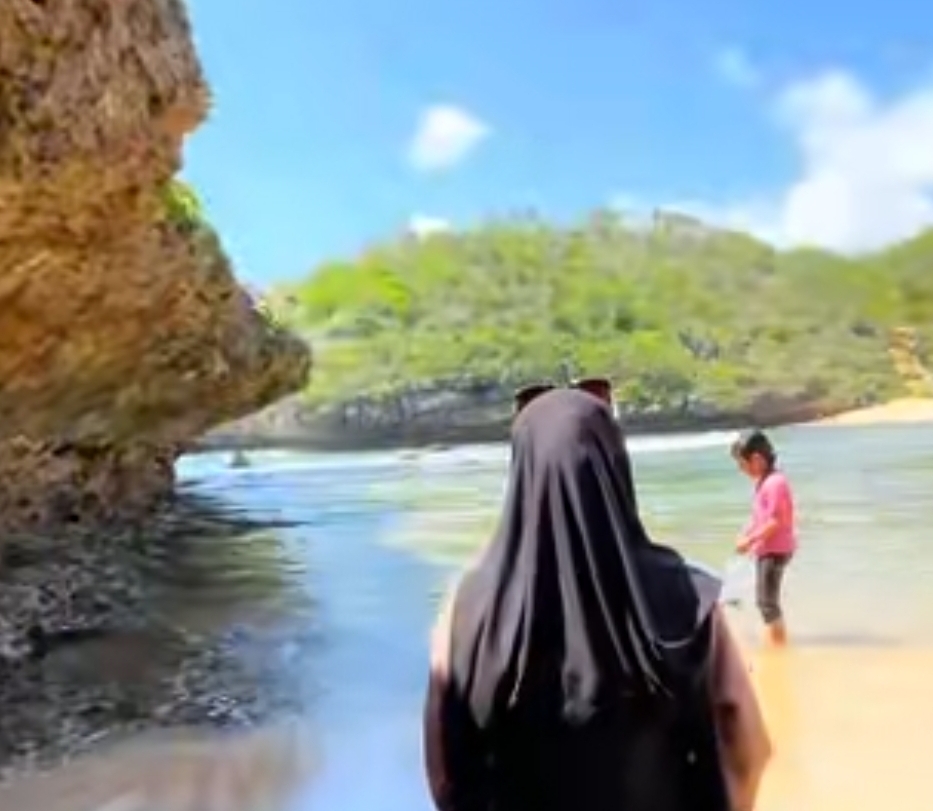 Pantai Bercak Pacitan cocok untuk wisata liburan lebaran.