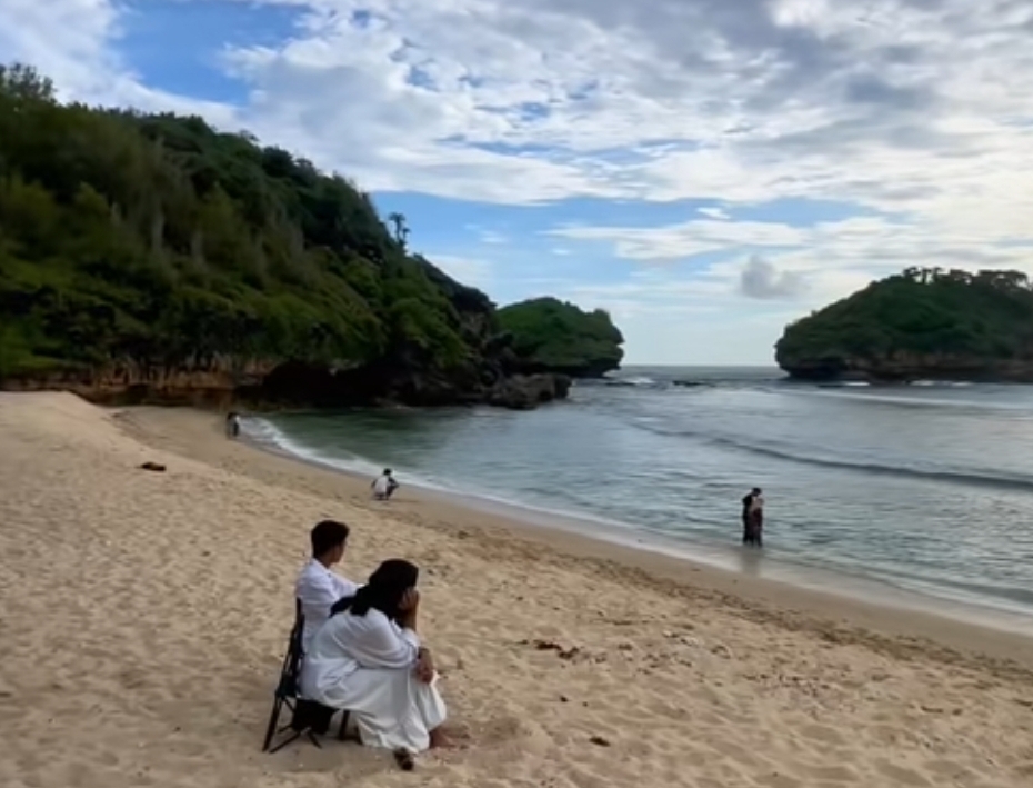 View Batu Putih Homestay pantai indah di Pacitan, rekomended untuk libur lebaran bareng keluarga.