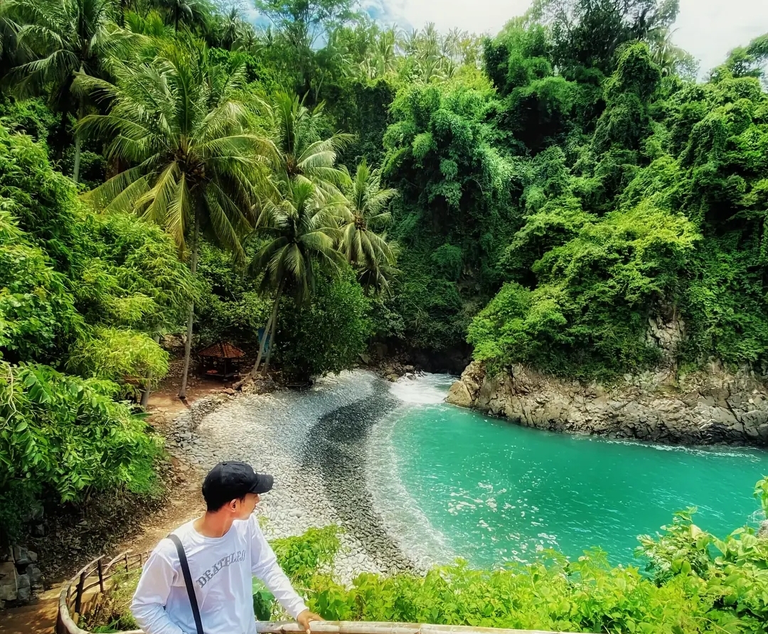 Pantai Lembah Watu Pawon wisata viral di Trenggalek.