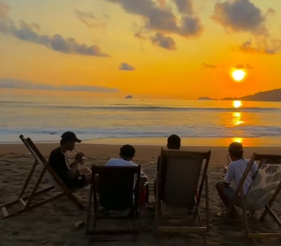 Keindahan Pantai Blado Trenggalek, lokasi tak jauh dari Pantai Ngampiran.