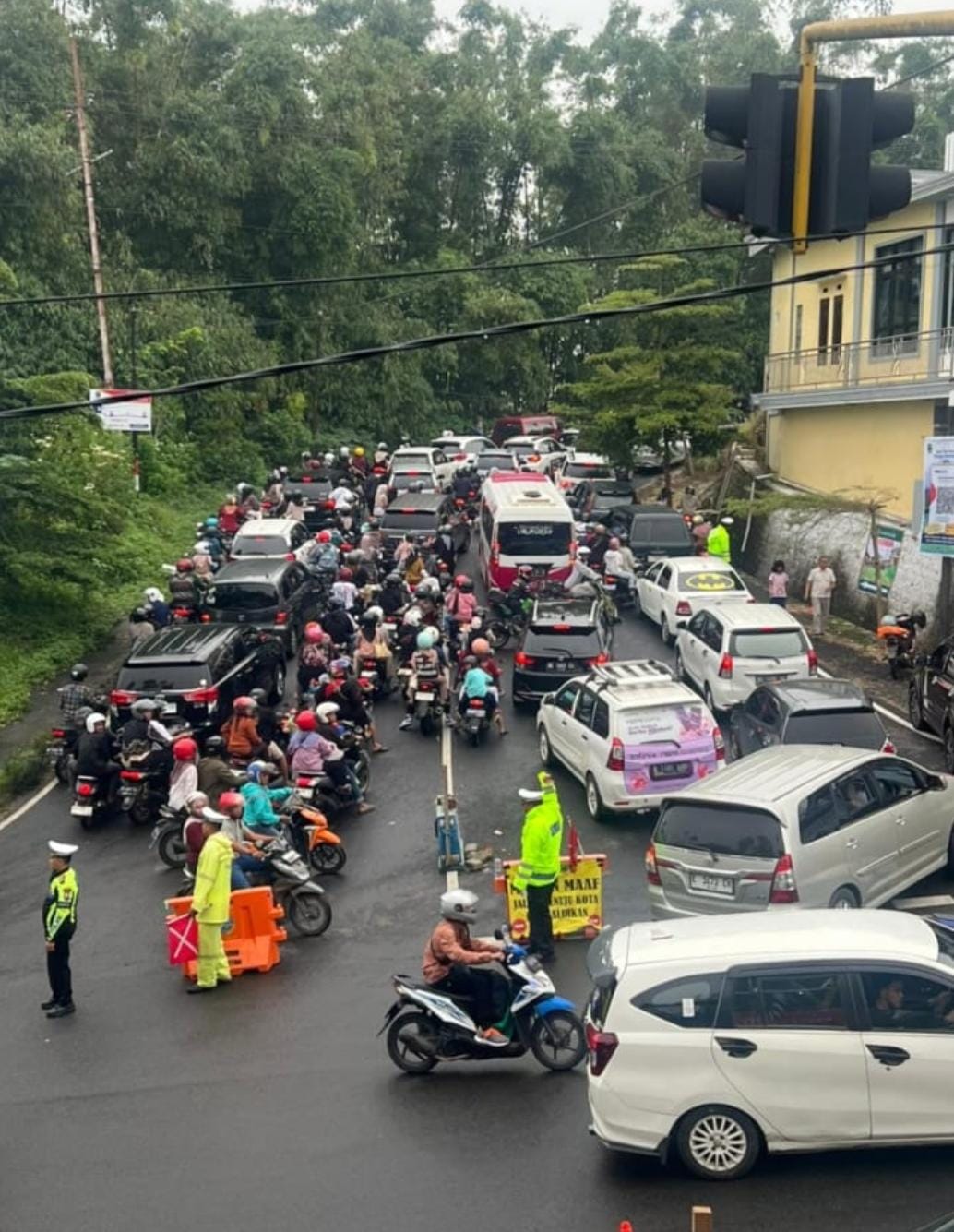 Kecelakaan beruntun di Magetan.