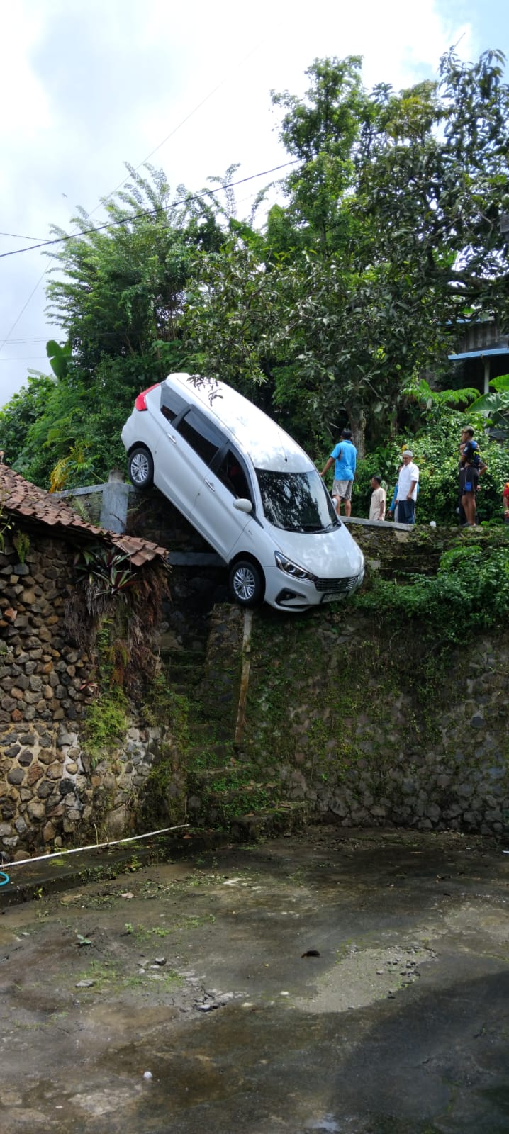 Ertiga milik tamu nyaris terjun ke halaman warga saat hendak silaturahmi lebaran.