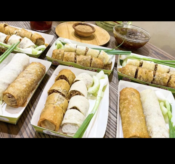 Lunpia menjadi salah satu jajanan favorit khas Semarang.