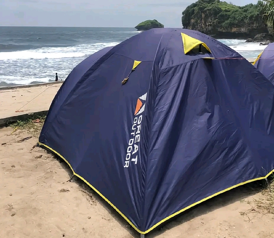 Fasilitas camping di Pantai Srau Pacitan.