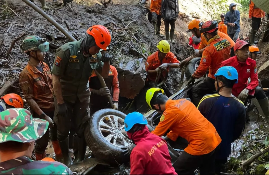 Proses evakuasi korban bencana longsor di jalan raya Pacet - Cangar, Jumat (4/4).