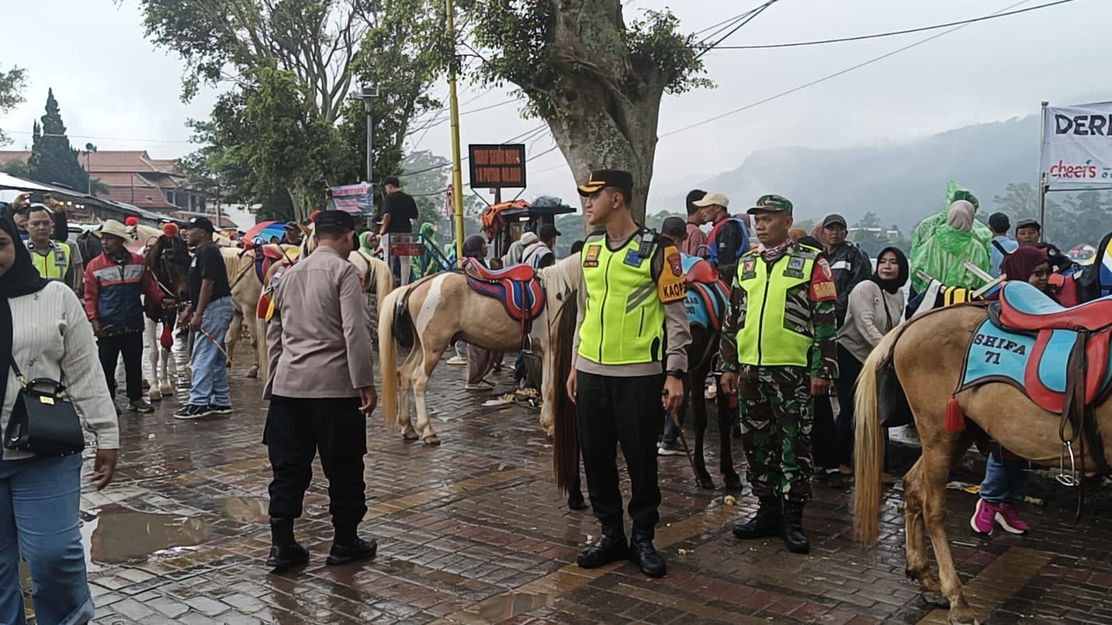 Kapolres Magetan AKBP Satria Permana mengecek kondisi Telaga Sarangan saat libur lebaran.