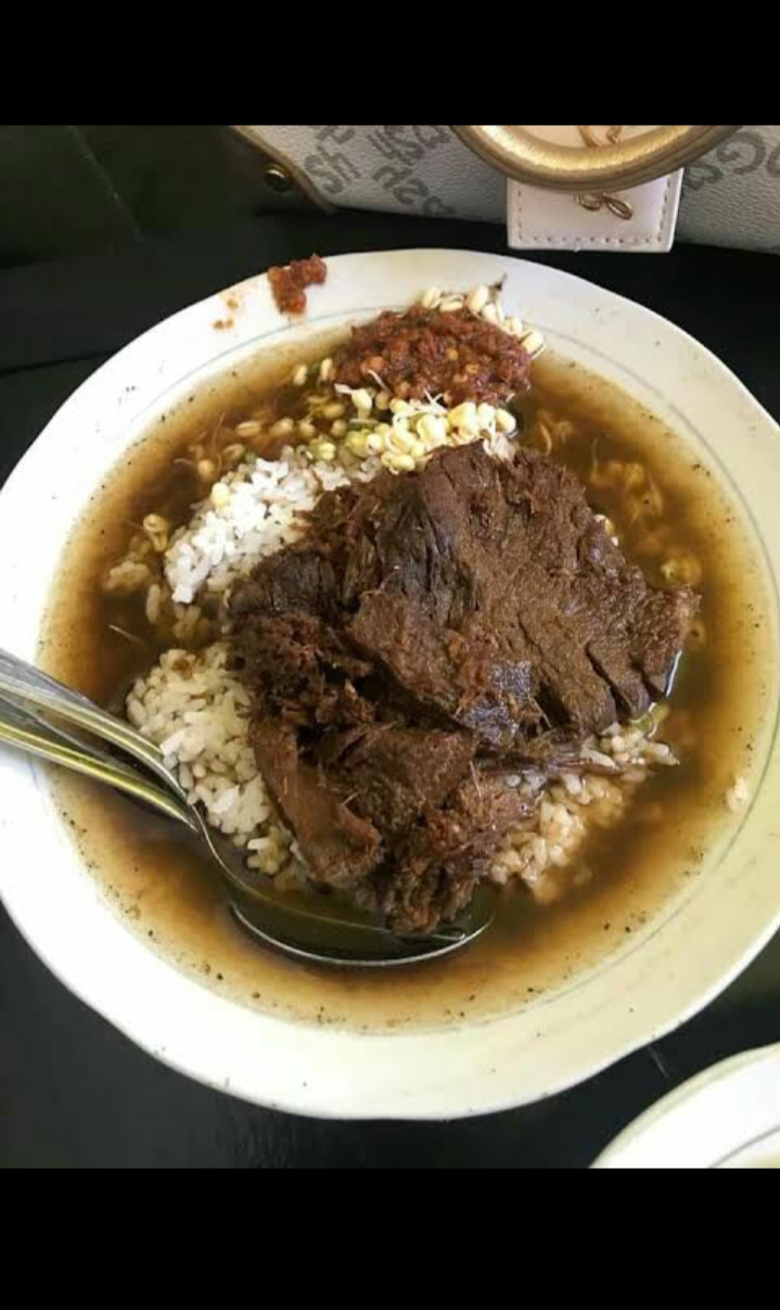 Rawon rosobo merupakan kuliner legendaris di Jombang.
