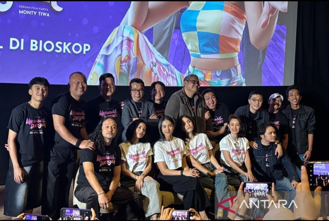 Sederet pemain film dan produser film "Mendadak Dangdut" dalam konferensi pers yang digelar di Jakarta, Rabu (9/4/2025).