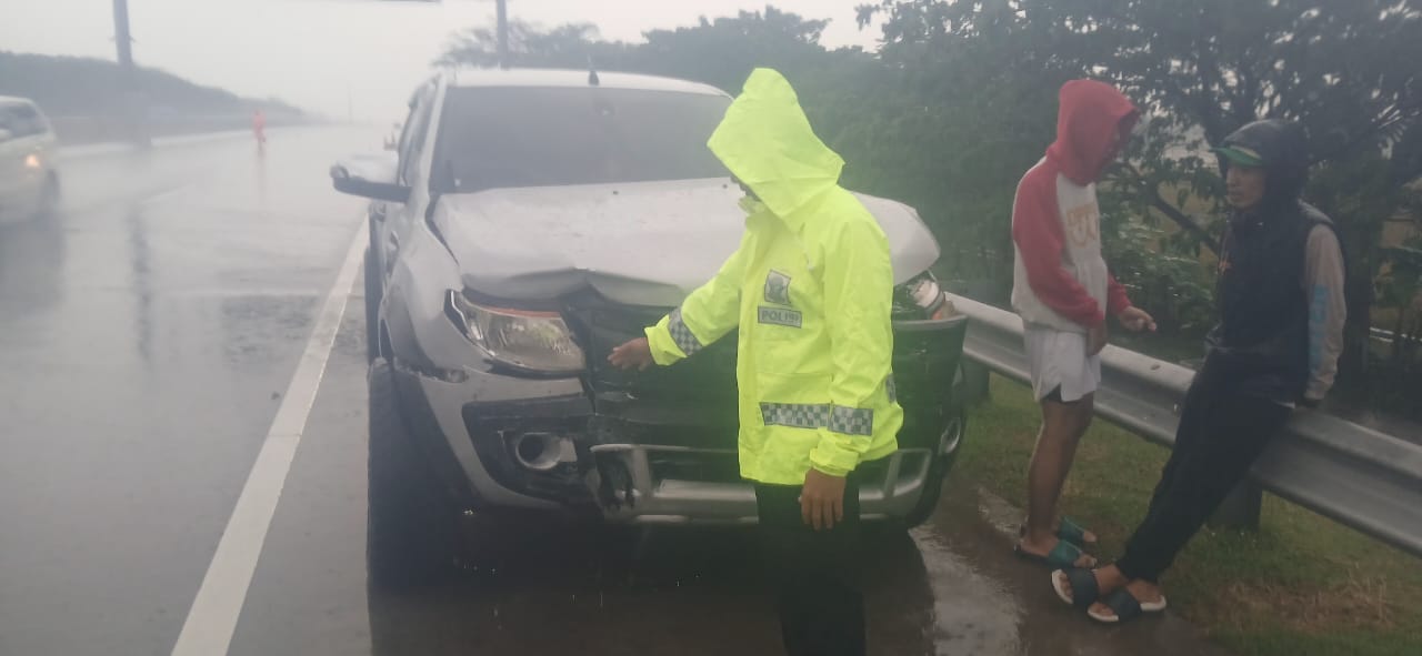 RINGSEK: Ford Ranger ringsek usai kecelakaan di Ruas Tol Solo-Kertosono, di Desa Jeruk, Kecamatan Kartoharjo, Jumat sore.