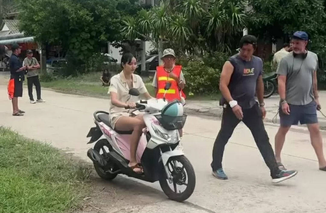 Tangkapan layar video Lisa Blackpink sedang mengendarai motor BeAT karbu.