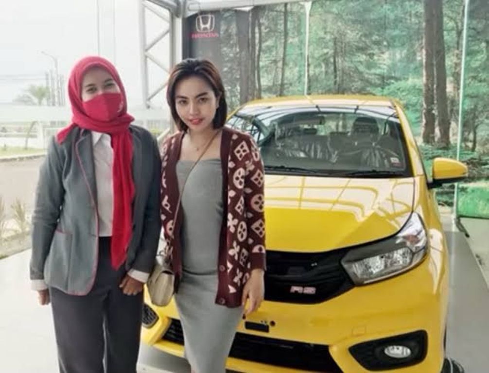 Lisa Mariana saat ambil Honda Brio warna kuning.