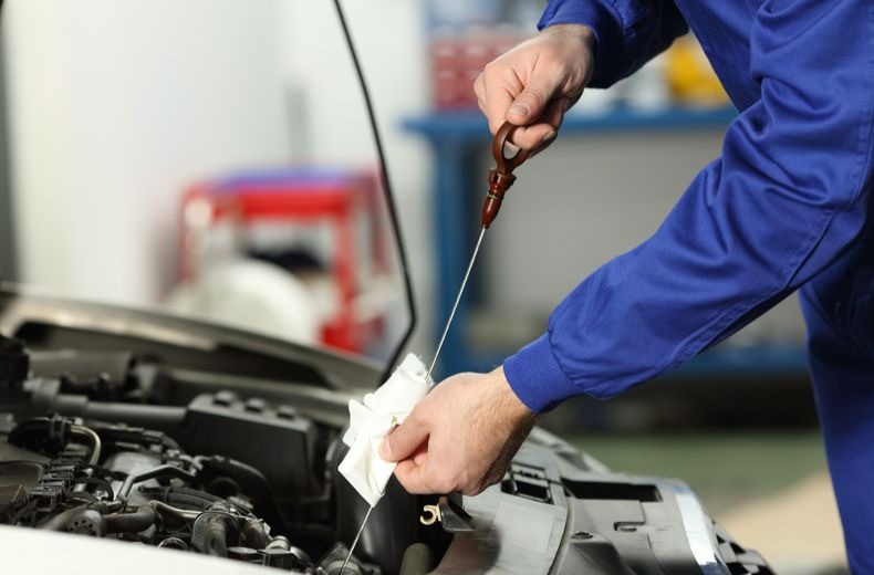 Cek oli mesin mobil penting dilakukan setelah mudik perjalanan jauh.