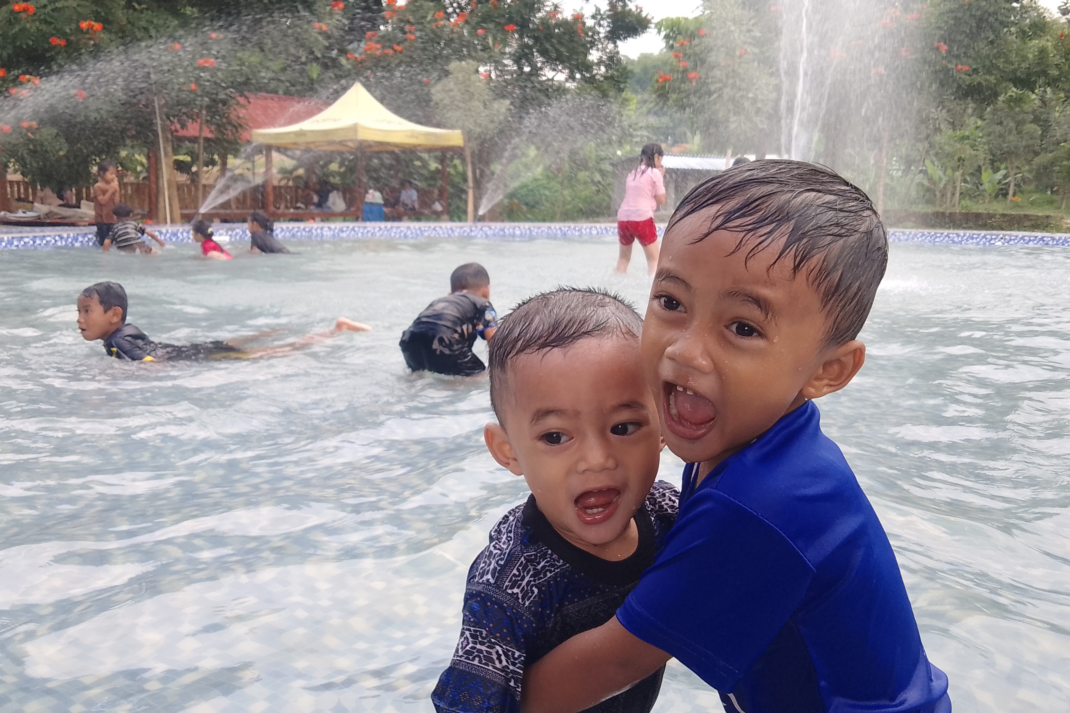 WISATA ANAK: Keseruan bermain air di Lembah Serimpi, Desa Randugede, Plaosan, Magetan.