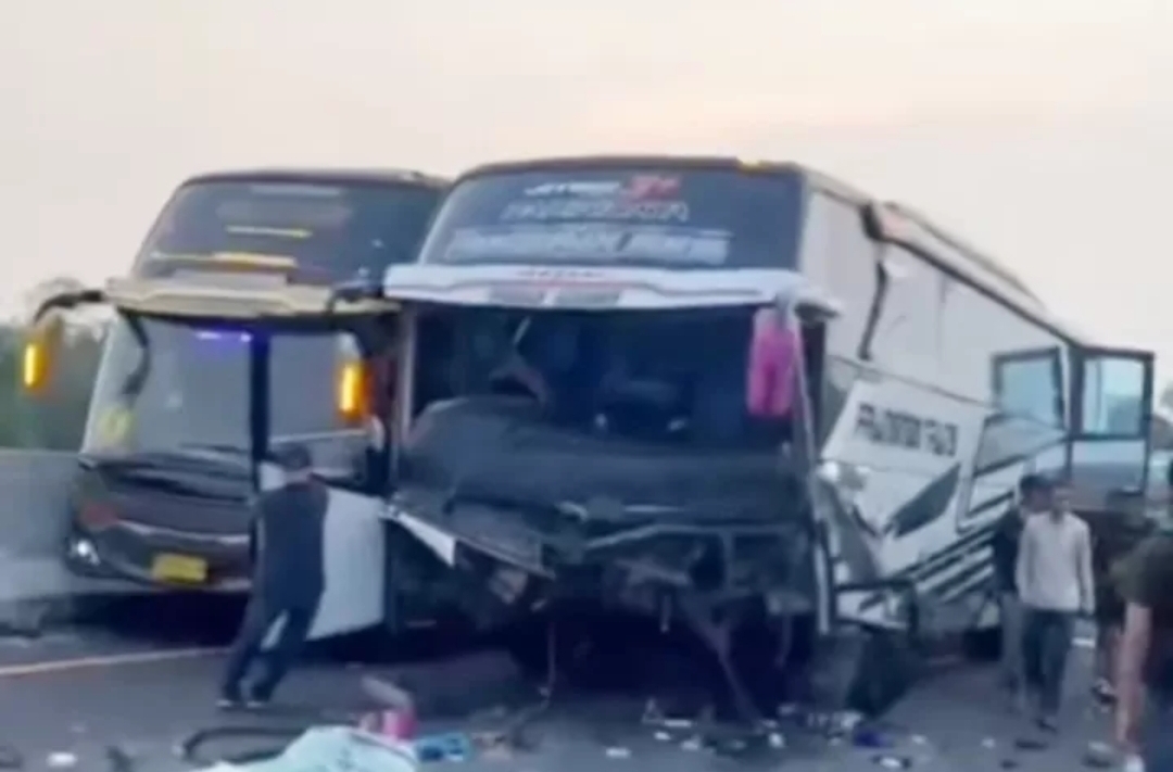 Bus rombongan suporter Persebaya kecelakaan di Tol Pekalongan.