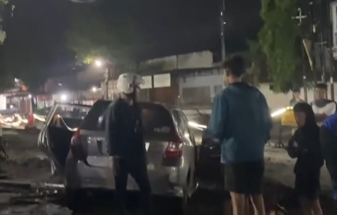 Honda Jazz tabrak pembatas proyek usai tabrak lari di Ponorogo.