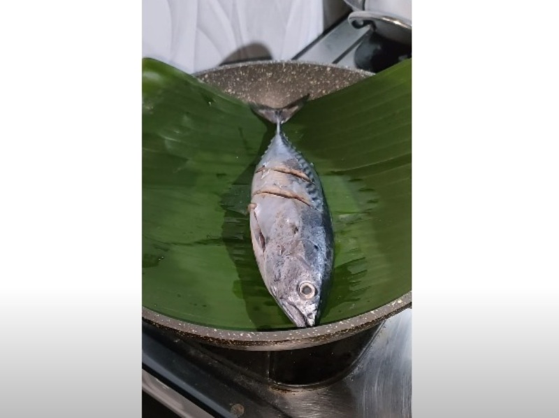 Tips goreng ikan pakai daun pisang agar tidak lengket.