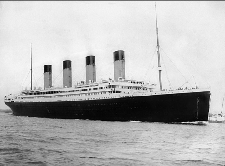 RMS Titanic tenggelam di Samudra Atlantik Utara setelah menabrak gunung es.