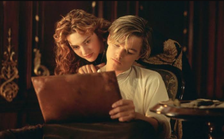 Film titanic sukses menyabet banyak penghargaan.