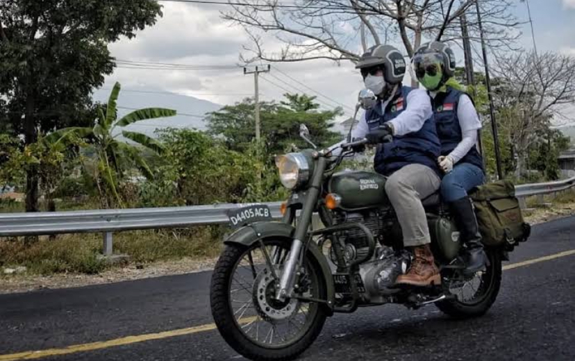 Ridwan Kamil beserta istrik mengendarai Royal Enfield Classic 500