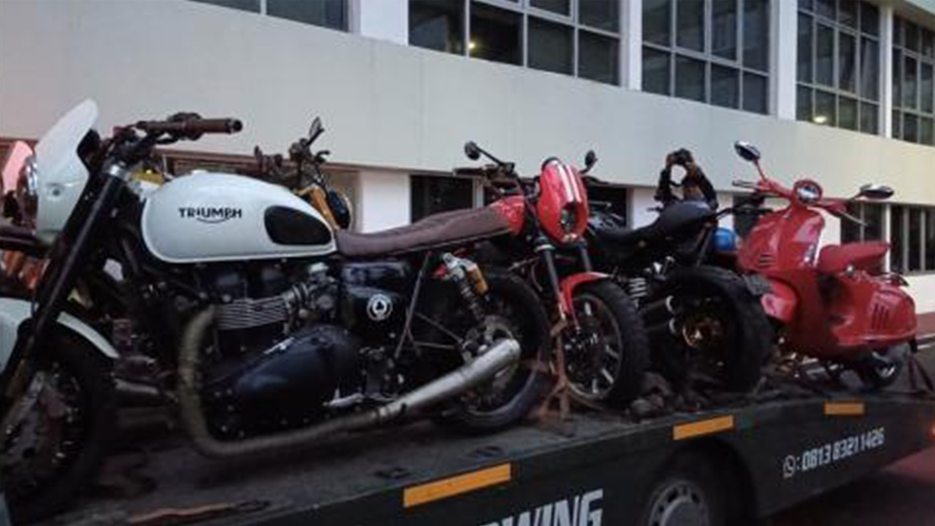 Triumph Bonneville T120 berada di atas mobil towing bersama motor sitaan lainnya.
