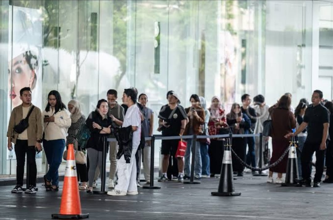 Antrean panjang beli iPhone 16 di Indonesia.