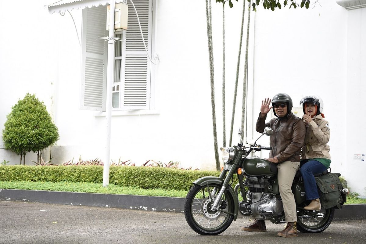 Ridwan Kamil saat Menaiki Royal Enfield Classic 500 Battle Green bersama Atalia Praratya.