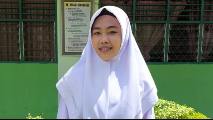 Herma Yulia, siswi kelas XII-IIS MAN 3 Mandailing Natal