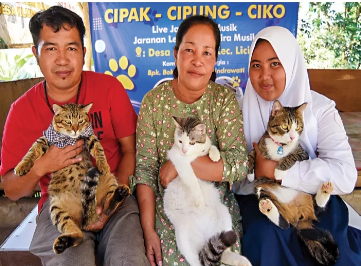 PENUHI NAZAR: Pasutri Bokiyanto dan Indrawati bersama anaknya, Kharisma, menggendong Cipak, Cipung, dan Ciko.