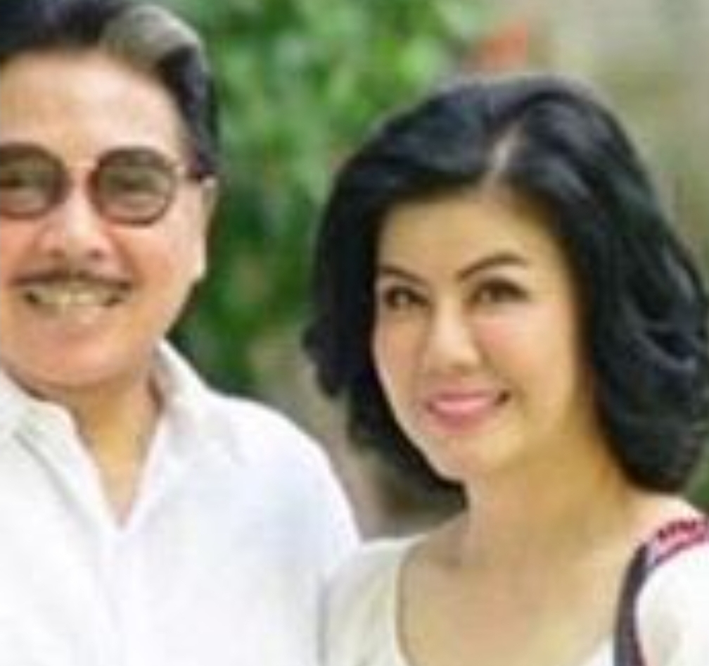 Hotma Sitompul bersama salah seorang dari tiga istrinya.