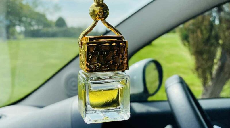 Beragam pilihan parfum mobil dengan aroma menyegarkan dan desain elegan kini tersedia mulai Rp10 ribuan. Pilih sesuai selera untuk kabin yang wangi dan nyaman.
