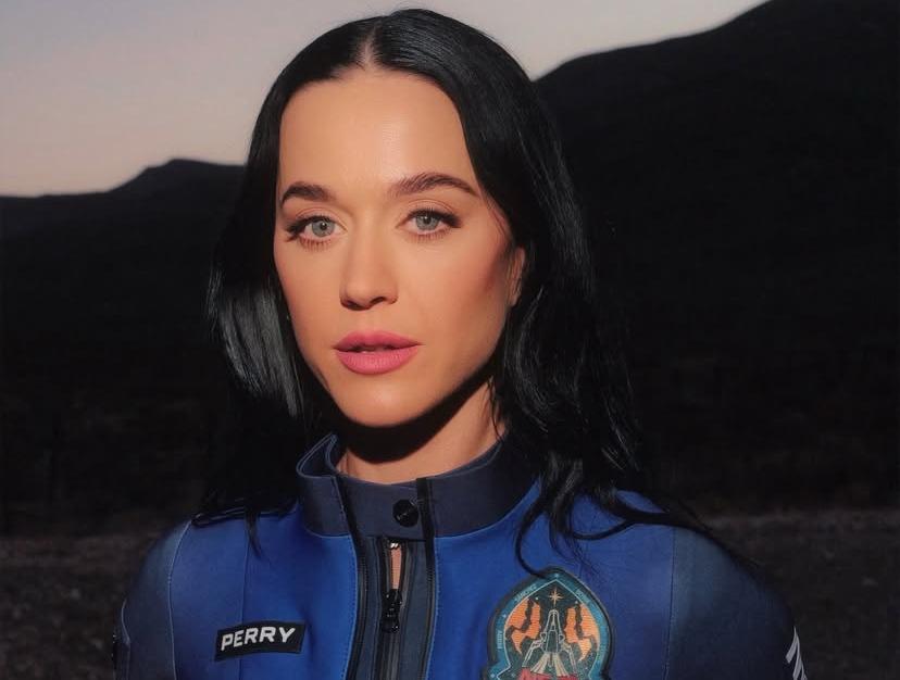 Katy perry baru pulang tamasya di luar angkasa