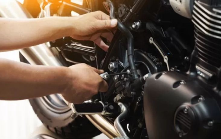 Ilustrasi servis motor.