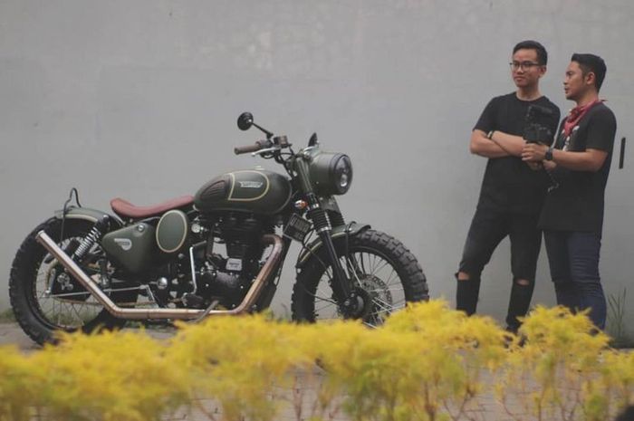 Royal Enfield Classic 500 milik Gibran Rakabuming tampil macho dengan gaya bobber hasil sentuhan Katros Garage.