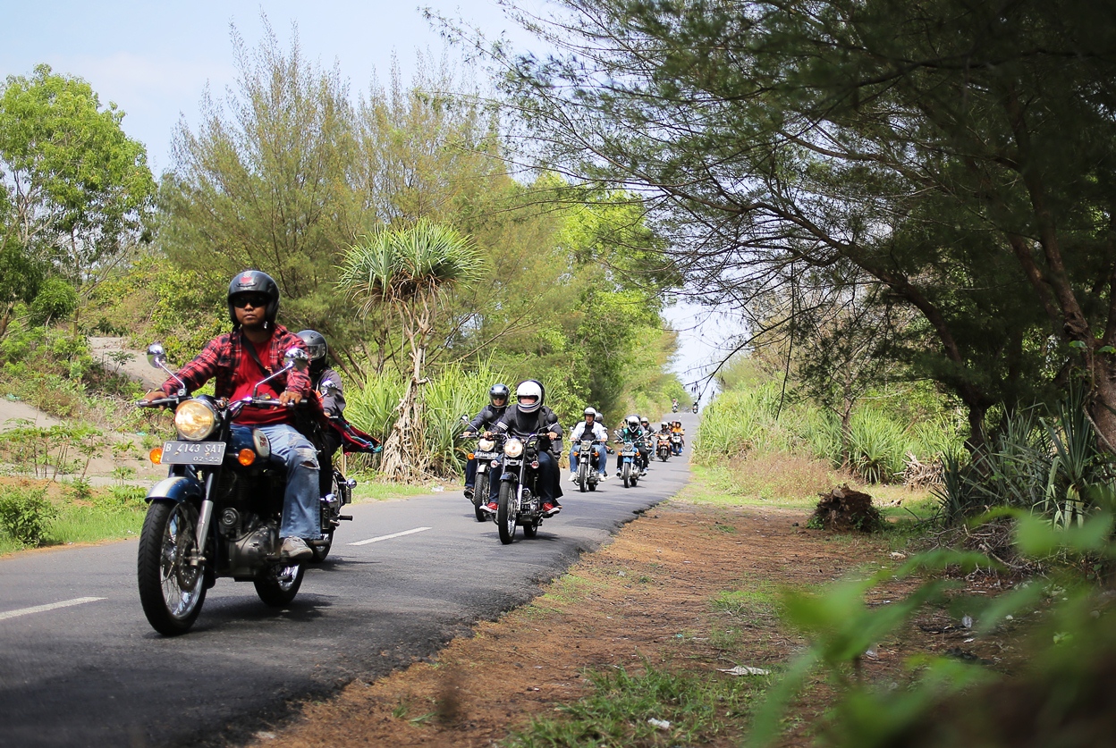 Tim TMCBlog saat mencoba unit Royal Enfield Classic 500 dalam ajang Kustomfest 2017.