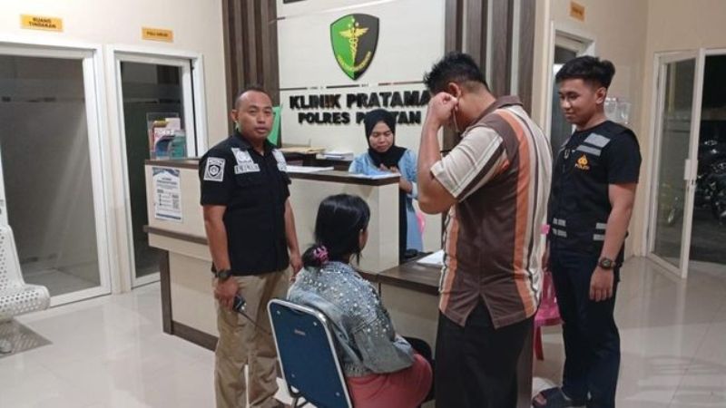 Pelaku, oknum polisi bersama korban, yang dirudapaksa dalam sel di Polres Pacitan.