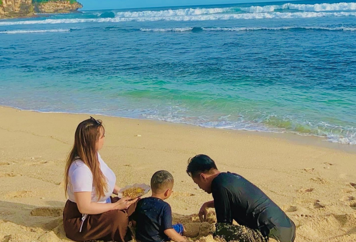 Salah satu pantai di Pacitan yang menarik dikunjungi.