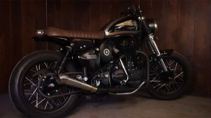 Royal Enfield Classic 500 hasil modifikasi brat style karya Bulleter Customs India tampil agresif dan retro-modern. (Foto: RideApart)