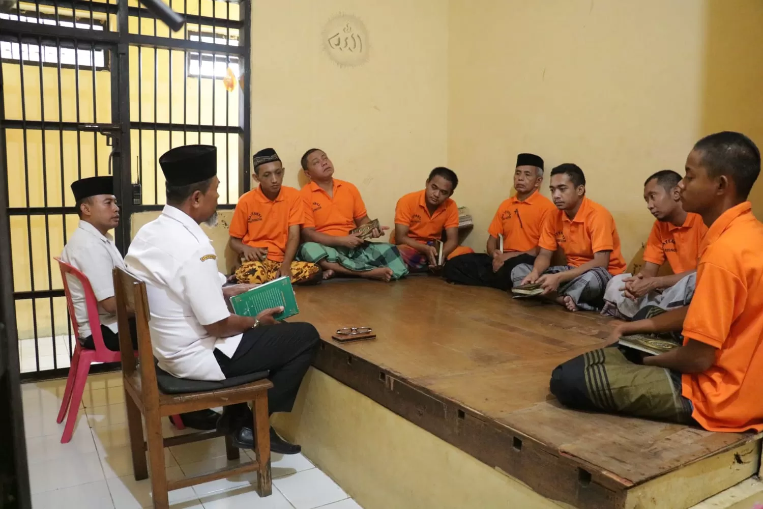 Ustadz Supri memberikan bimbingan ke napi pada Ramadan, program di bawah tanggung jawab Lilik Cahyadi, yang kala itu masih menjabat sebagai PS Kasat Tahti Polres Pacitan.