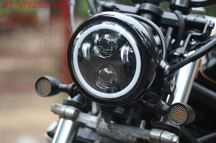 Lampu Daymaker pada motor bergaya klasik meningkatkan pencahayaan sekaligus memperkuat estetika retro.