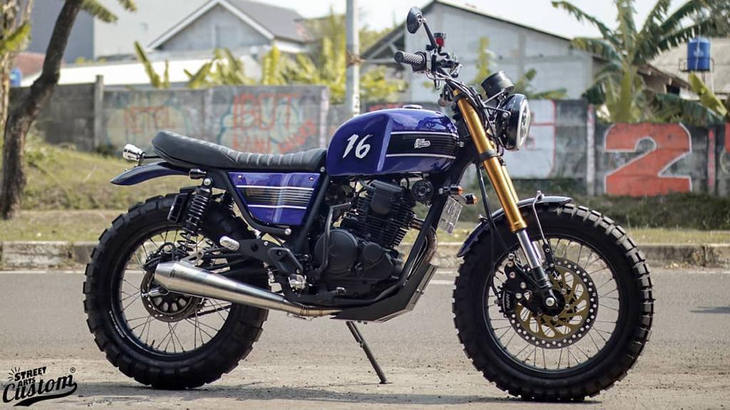 Yamaha Scorpio yang dimodifikasi bergaya klasik dengan sentuhan tracker. Cocok jadi pilihan motor retro tanpa harus mahal.