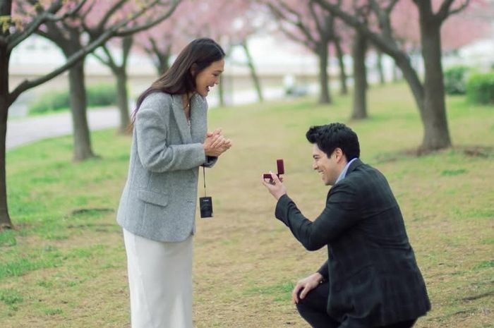 Luna Maya dilamar maxime di jepang